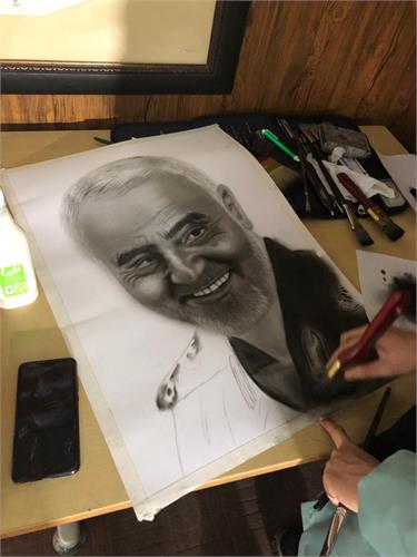 تابلوی نقاشی سیاه قلم اثر هنرمند افغانستانی به خانواده شهید سردار سلیمانی تقدیم خواهد شد